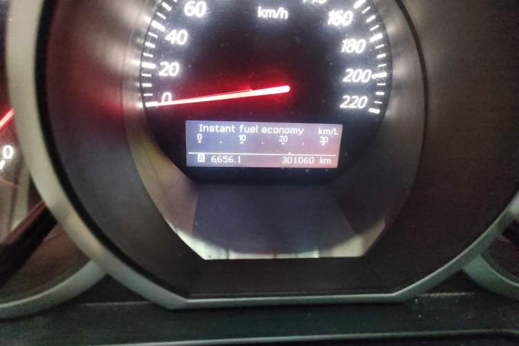 Used Suzuki Grand Vitara 2011 2.4 MT JLX-EL 5-Door Version Odometer Close Up