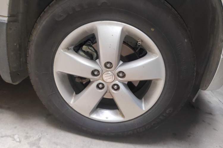 Used Suzuki Grand Vitara 2011 2.4 MT JLX-EL 5-Door Version Right Front Wheel Hub
