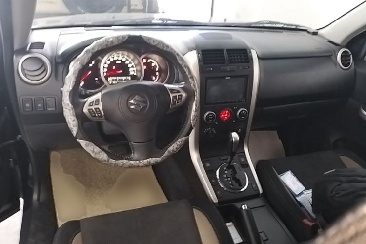 Used Suzuki Grand Vitara 2012 2.4L AT Luxury Navigation 5-Door Version Center Console