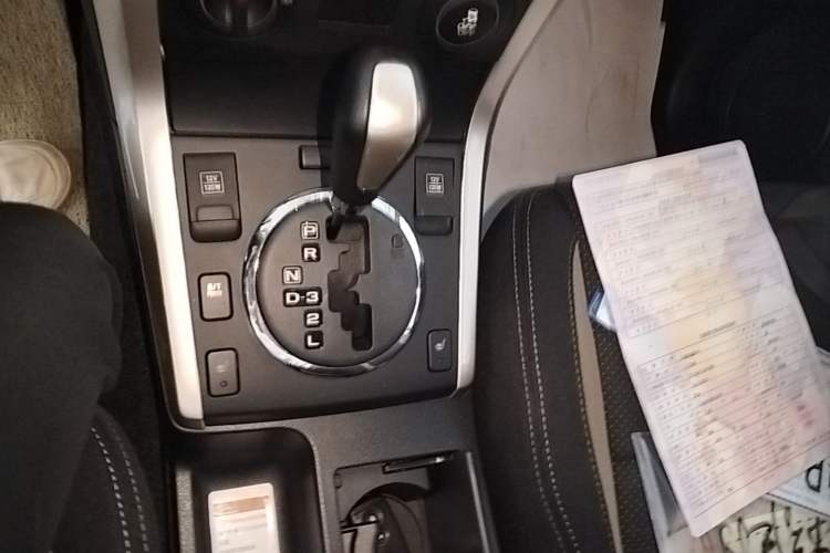 Used Suzuki Grand Vitara 2012 2.4L AT Luxury Navigation 5-Door Version Gear Lever