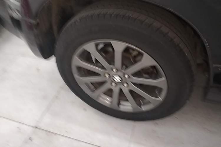Used Suzuki Grand Vitara 2012 2.4L AT Luxury Navigation 5-Door Version Right Rear Wheel Hub