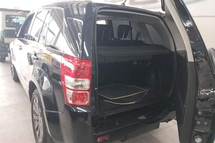 Used Suzuki Grand Vitara 2012 2.4L AT Luxury Navigation 5-Door Version Trunk