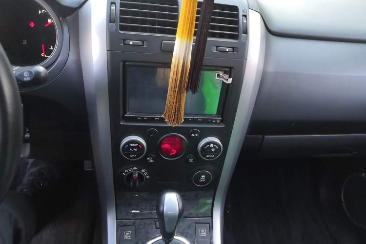 Used Suzuki Grand Vitara 2012 2.4L AT Luxury Navigation 5-Door Version Audio And AC Panel