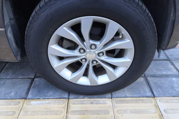 Used Suzuki Grand Vitara 2012 2.4L AT Luxury Navigation 5-Door Version Right Front Wheel Hub