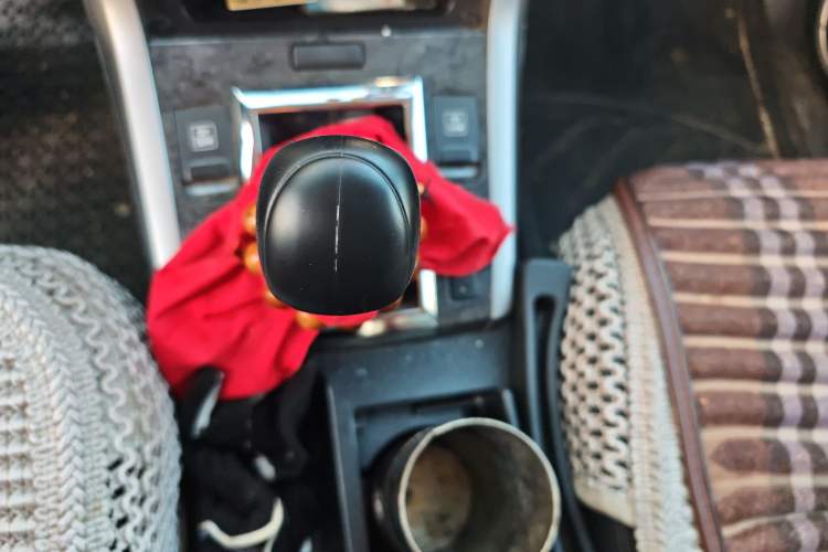 Used Suzuki Grand Vitara 2012 2.4L MT Luxury Navigation 5-Door Version Gear Lever