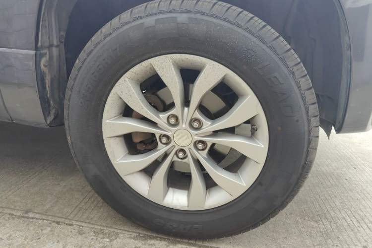 Used Suzuki Grand Vitara 2012 2.4L AT Luxury Navigation 5-Door Version Right Front Wheel Hub