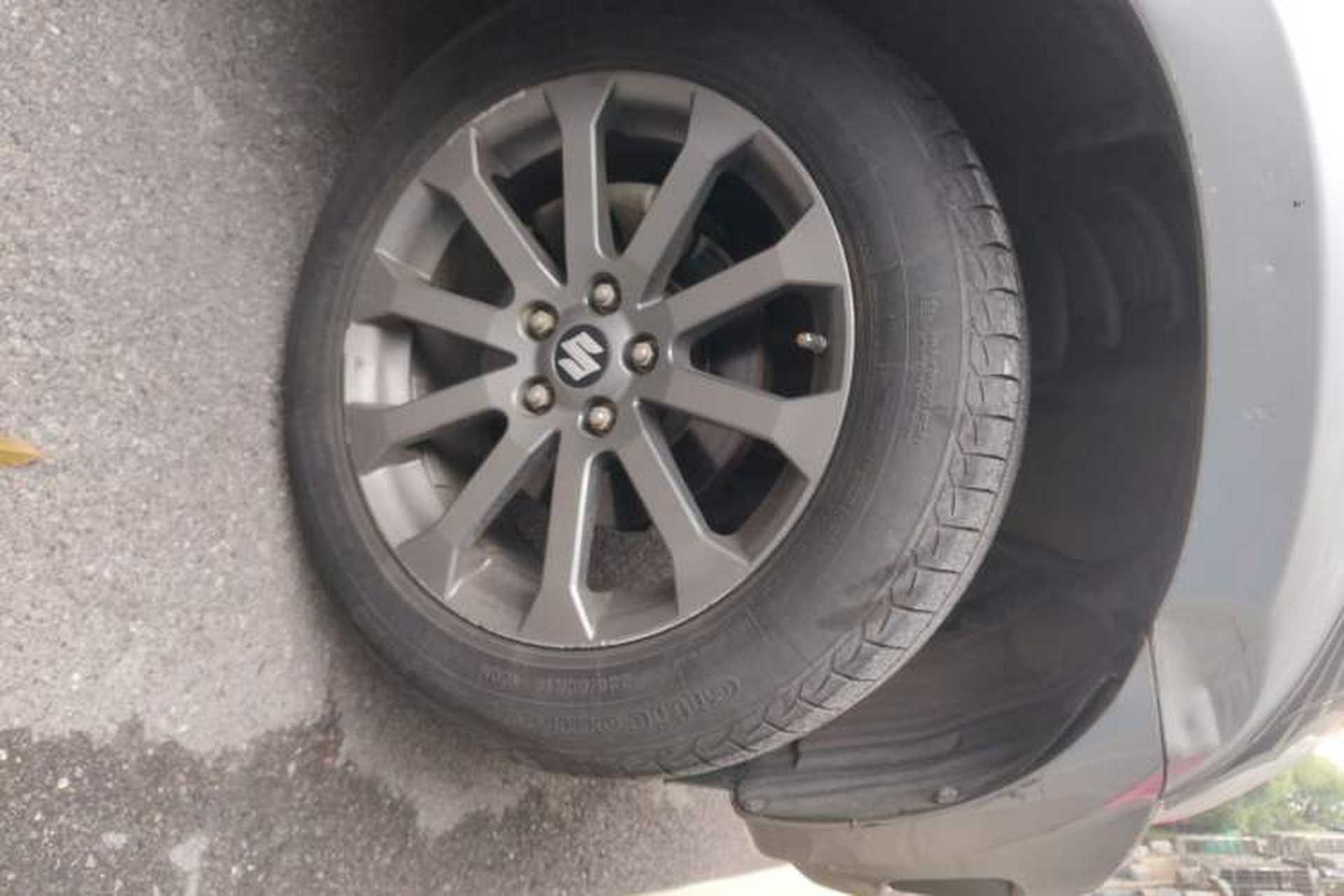 Used Suzuki Grand Vitara 2012 2.4L AT Luxury Navigation 5-Door Version Right Front Wheel Hub