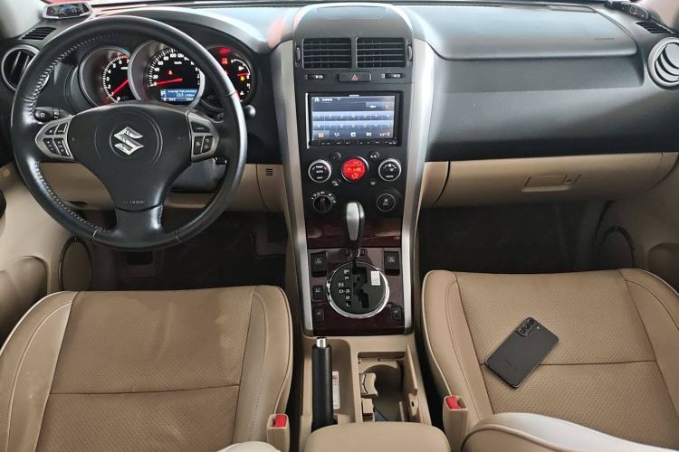Used Suzuki Grand Vitara 2012 2.4L AT Luxury Navigation 5-Door Version Center Console