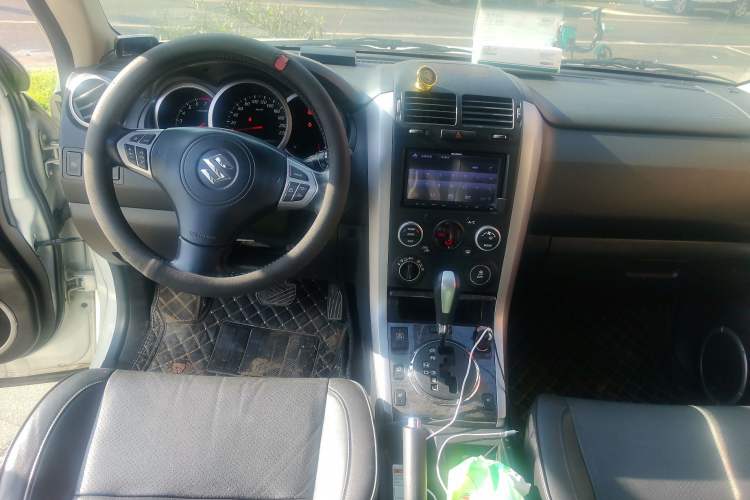 Used Suzuki Grand Vitara 2012 2.4L AT Luxury Navigation 5-Door Version Center Console