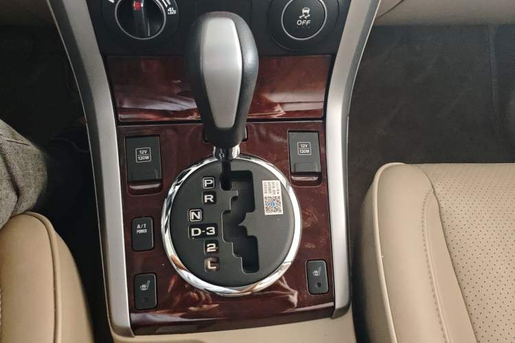 Used Suzuki Grand Vitara 2012 2.4L AT Luxury Navigation 5-Door Version Gear Lever