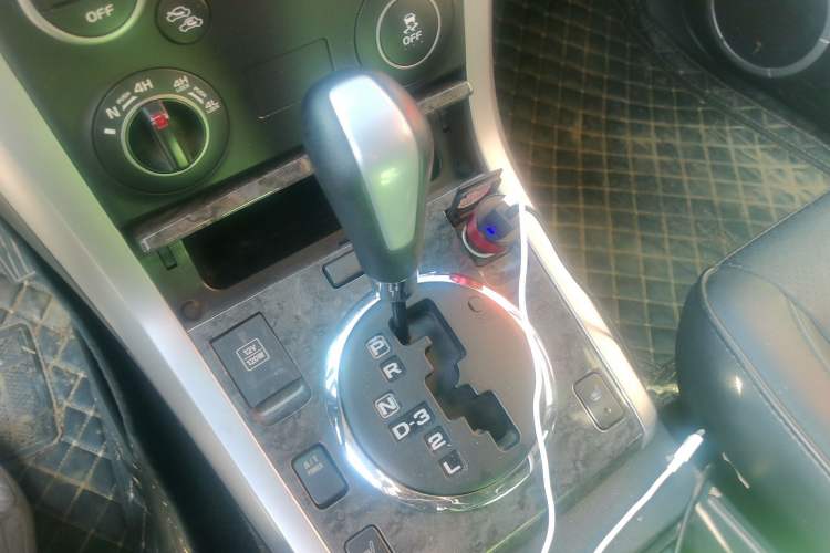 Used Suzuki Grand Vitara 2012 2.4L AT Luxury Navigation 5-Door Version Gear Lever