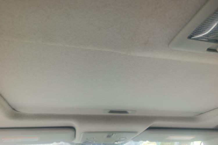 Used Suzuki Grand Vitara 2012 2.4L AT Luxury Navigation 5-Door Version Headliner