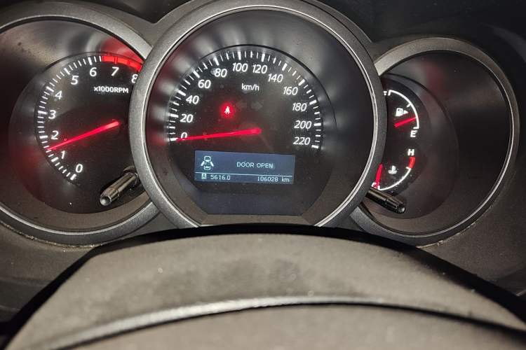 Used Suzuki Grand Vitara 2012 2.4L MT Luxury Navigation 5-Door Version Odometer Close Up