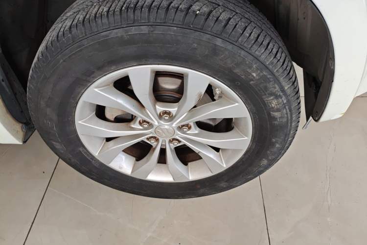 Used Suzuki Grand Vitara 2012 2.4L AT Luxury Navigation 5-Door Version Right Front Wheel Hub