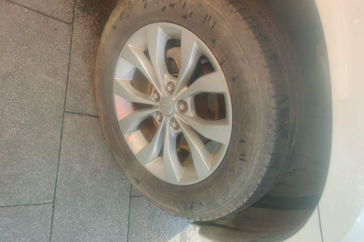 Used Suzuki Grand Vitara 2012 2.4L AT Luxury Navigation 5-Door Version Right Front Wheel Hub