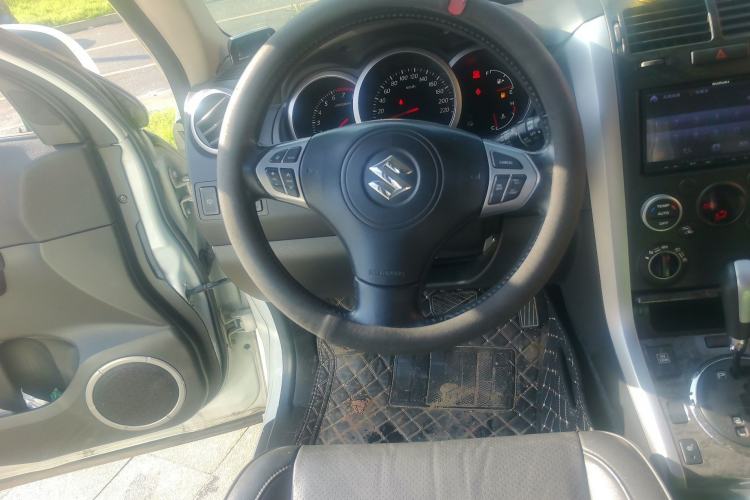 Used Suzuki Grand Vitara 2012 2.4L AT Luxury Navigation 5-Door Version Steering Wheel