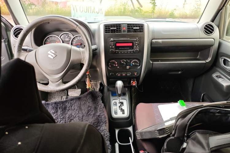 Used Suzuki Jimny 2015 1.3 AT JLX Center Console