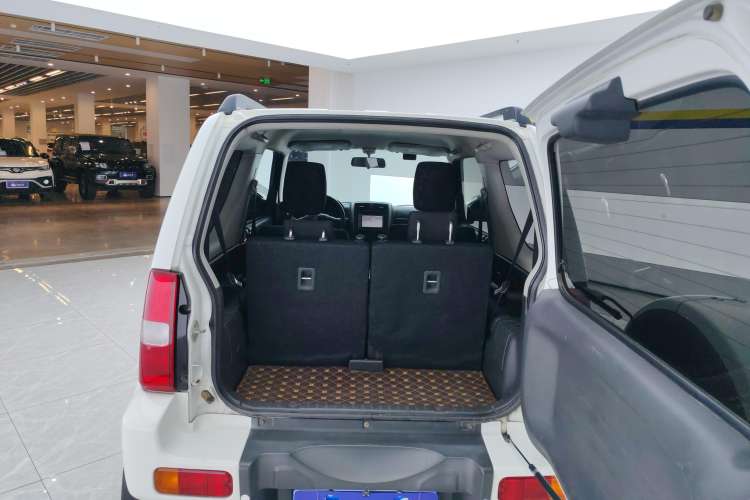 Used Suzuki Jimny 2015 1.3L AT JLX Navigation Edition Trunk