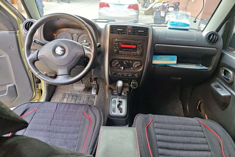 Used Suzuki Jimny 2011 1.3 AT Two-Tone Edition Center Console