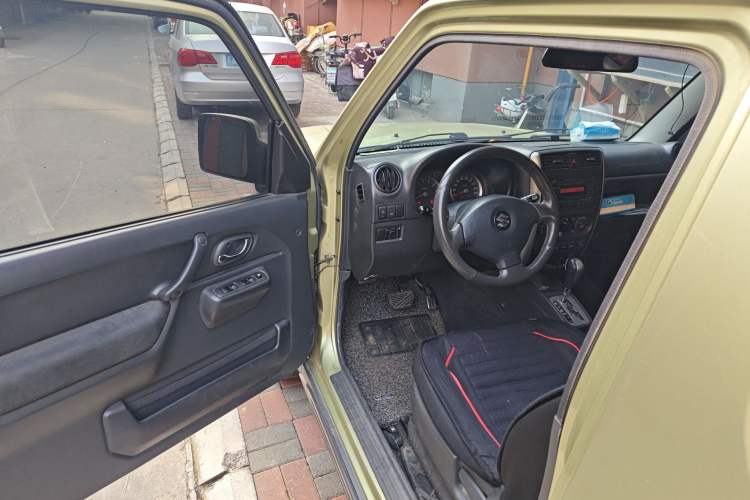 Used Suzuki Jimny 2011 1.3 AT Two-Tone Edition Driver Seat
