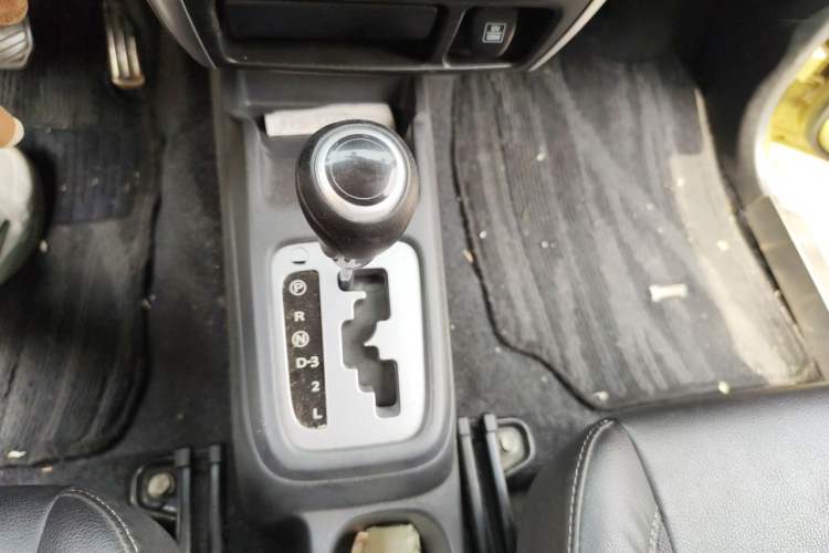 Used Suzuki Jimny 2011 1.3 AT Two-Tone Navigation Version Gear Lever