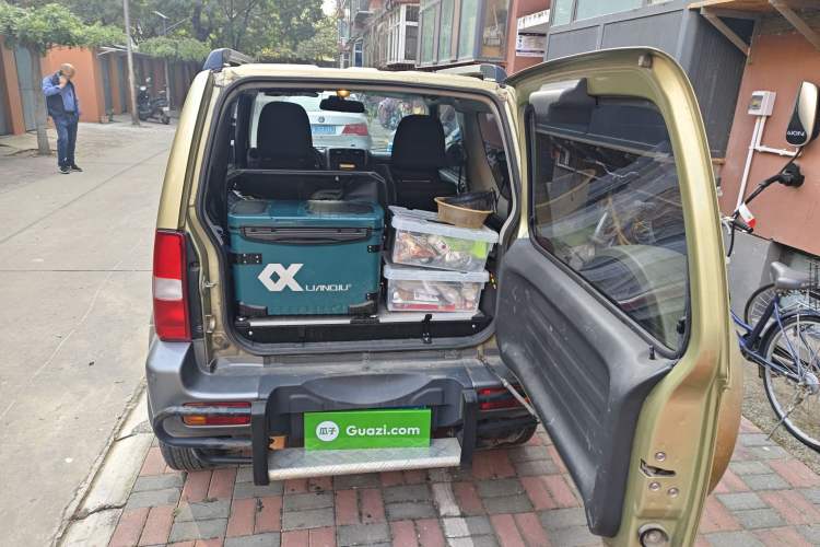 Used Suzuki Jimny 2011 1.3 AT Two-Tone Edition Trunk