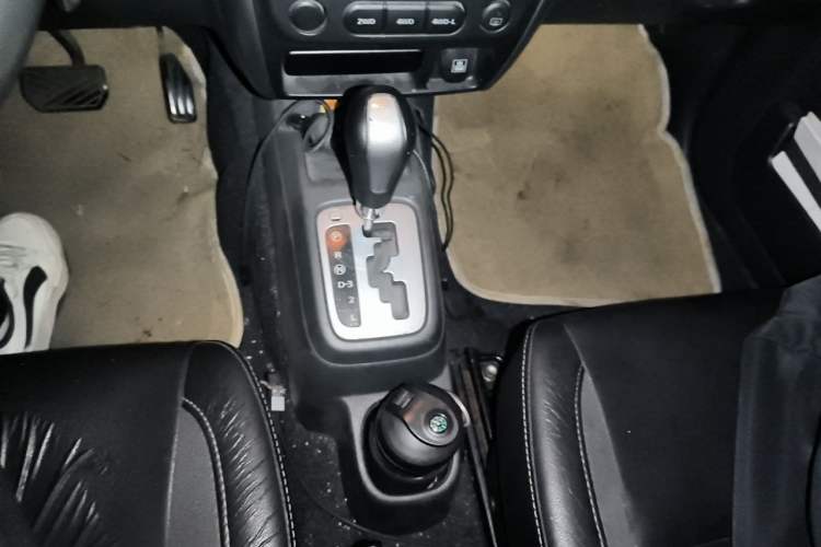 Used Suzuki Jimny 2011 1.3 MT Two-Tone Navigation Edition Gear Lever
