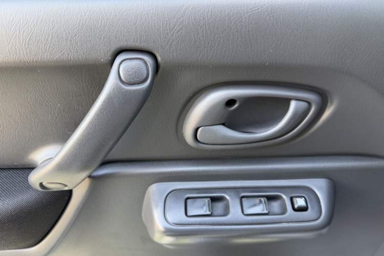 Used Suzuki Jimny 2012 1.3 AT JLX Interior 6