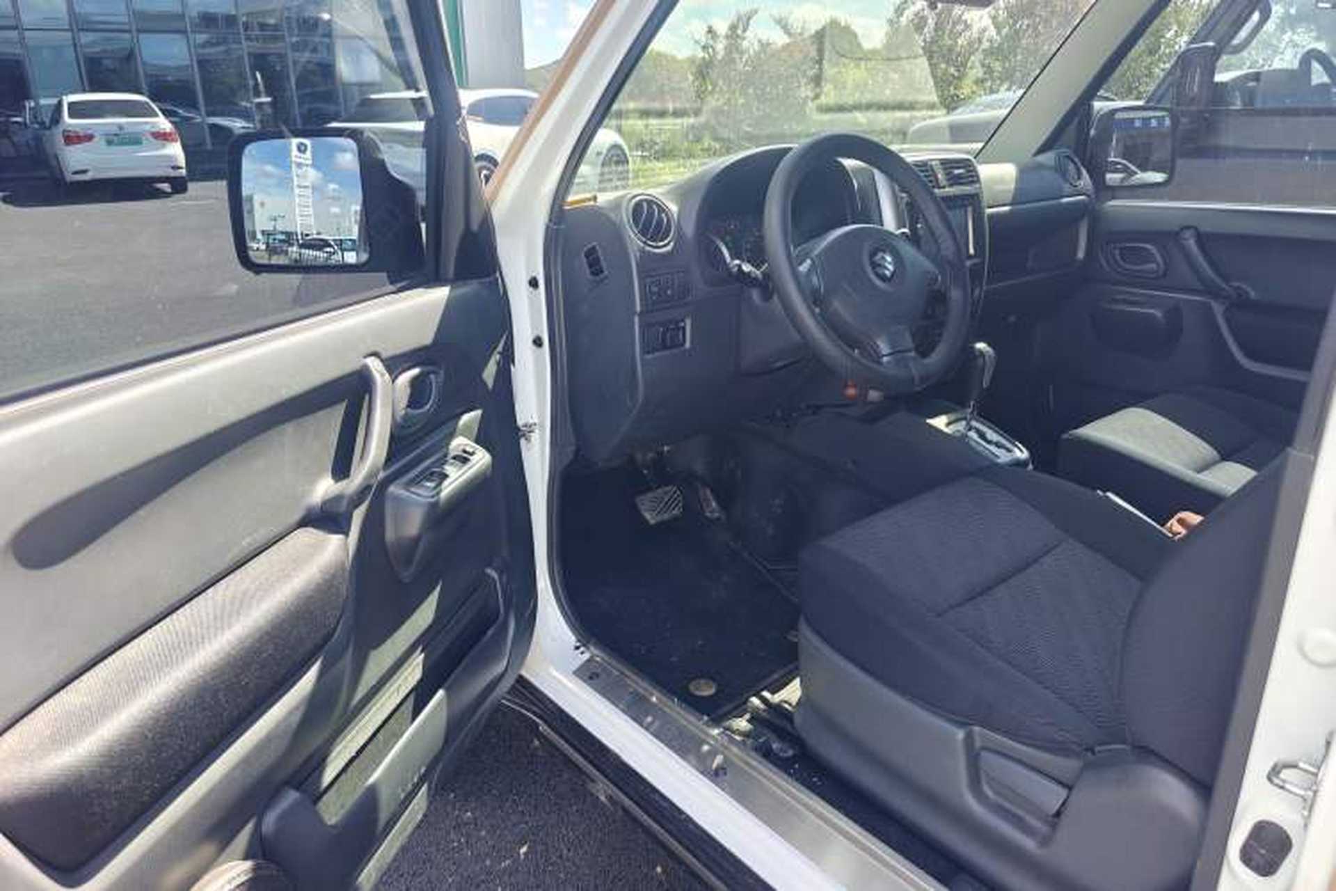 Used Suzuki Jimny 2012 1.3 AT JLX Interior 3