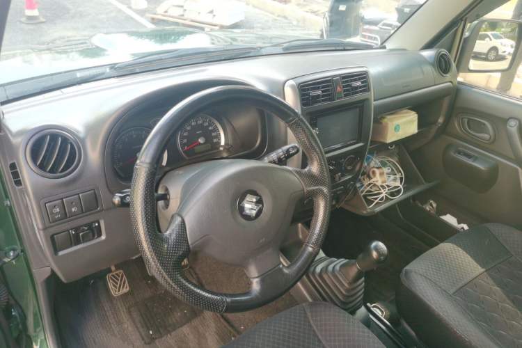 Used Suzuki Jimny 2012 1.3 MT JLX Navigation Edition Center Console
