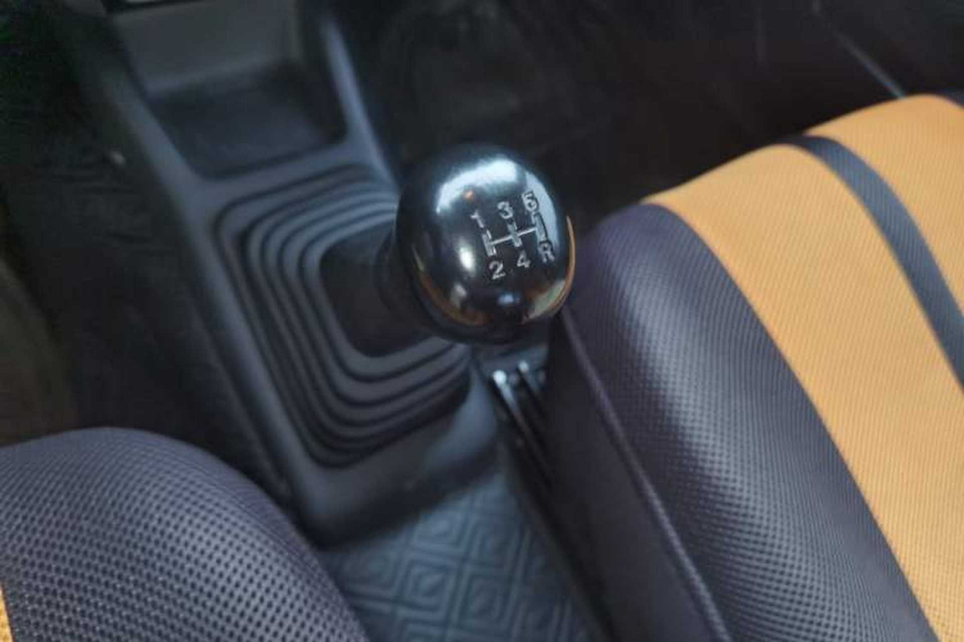 Used Suzuki Jimny 2012 1.3 MT JLX Gear Lever