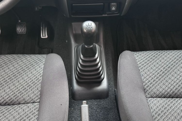 Used Suzuki Jimny 2015 1.3 MT JLX Gear Lever