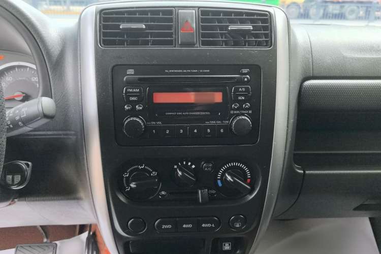 Used Suzuki Jimny 2015 1.3 AT JLX Interior 4