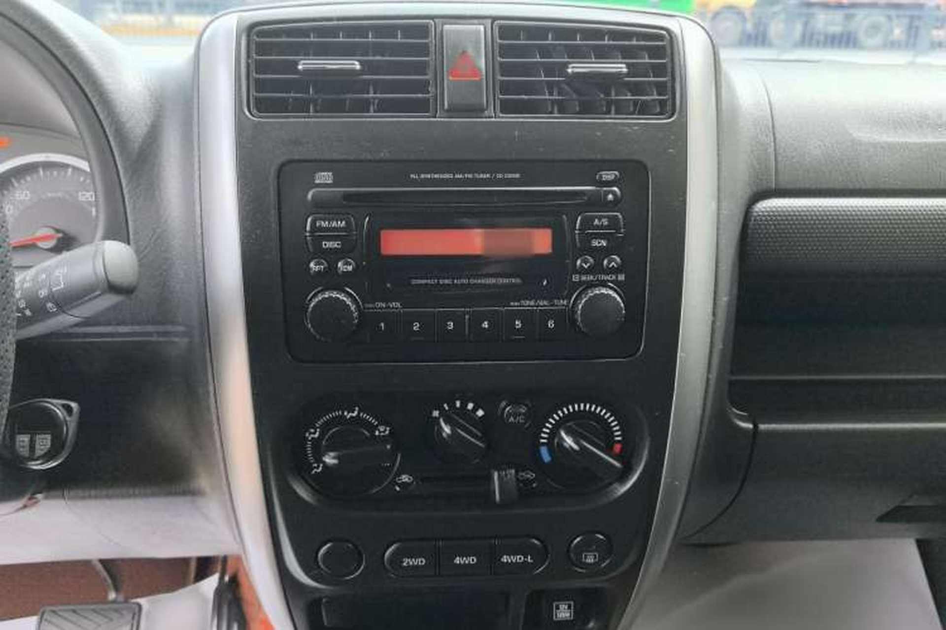 Used Suzuki Jimny 2015 1.3 AT JLX Interior 4