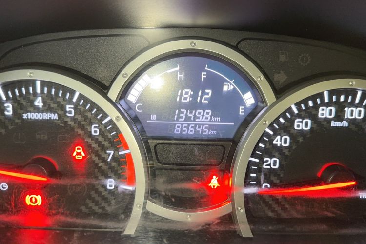 Used Suzuki Jimny 2015 1.3 MT JLX Odometer Close Up