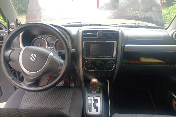 Used Suzuki Jimny 2015 1.3 AT JLX Center Console