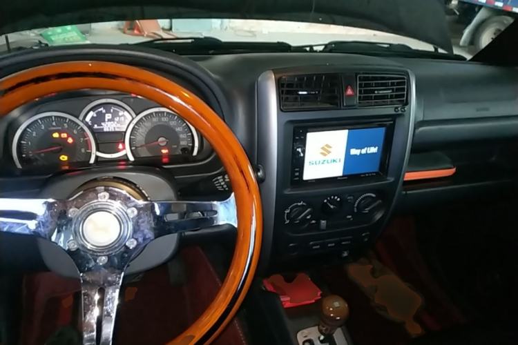 Used Suzuki Jimny 2015 1.3 AT JLX Center Console