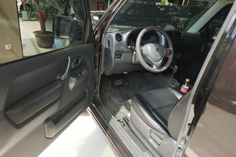 Used Suzuki Jimny 2015 1.3 AT JLX Interior 3