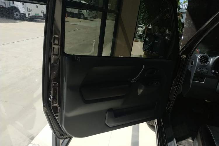 Used Suzuki Jimny 2015 1.3 AT JLX Interior 8