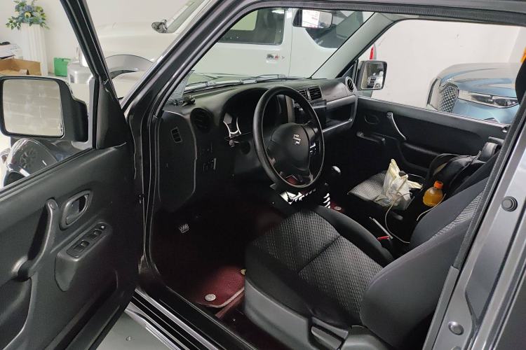 Used Suzuki Jimny 2015 1.3 MT JLX Interior 3