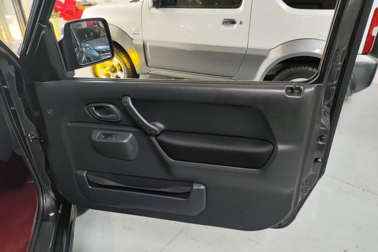 Used Suzuki Jimny 2015 1.3 MT JLX Interior 5