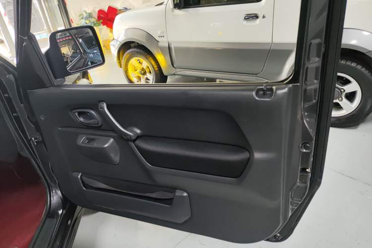 Used Suzuki Jimny 2015 1.3 MT JLX Interior 6