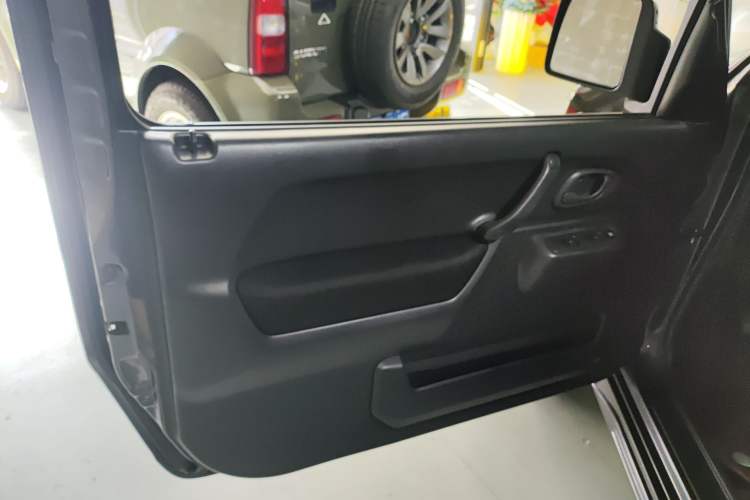 Used Suzuki Jimny 2015 1.3 MT JLX Interior 7