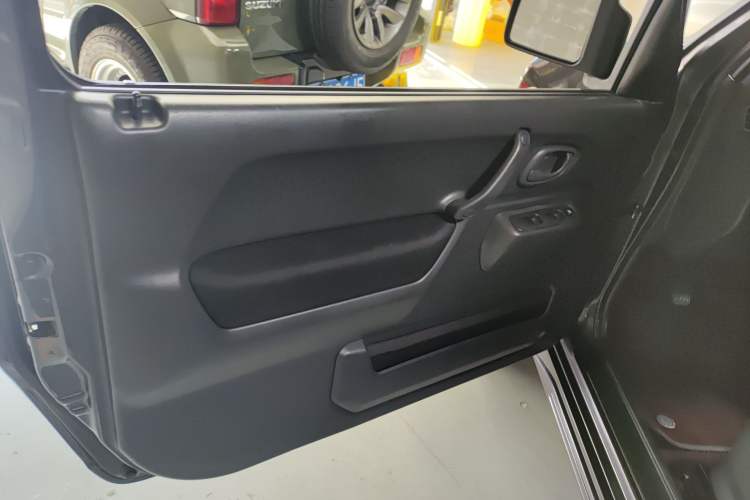 Used Suzuki Jimny 2015 1.3 MT JLX Interior 8