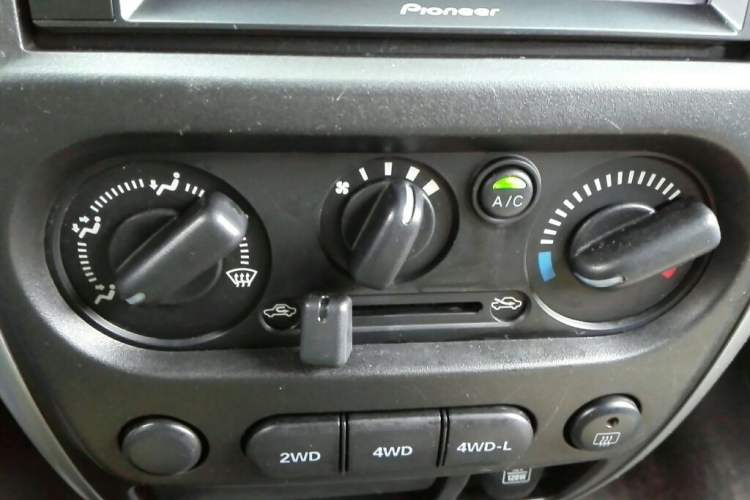 Used Suzuki Jimny 2015 1.3 MT JLX Navigation Edition AC Panel