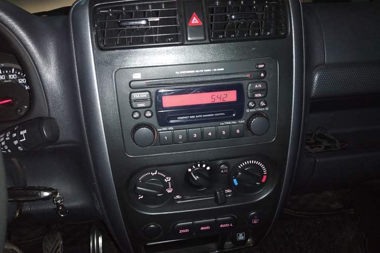 Used Suzuki Jimny 2015 1.3 MT JLX Audio And AC Panel
