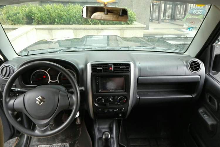 Used Suzuki Jimny 2015 1.3 MT JLX Navigation Edition Center Console