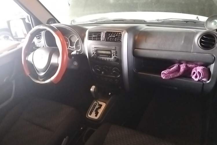 Used Suzuki Jimny 2015 1.3 AT JLX Center Console