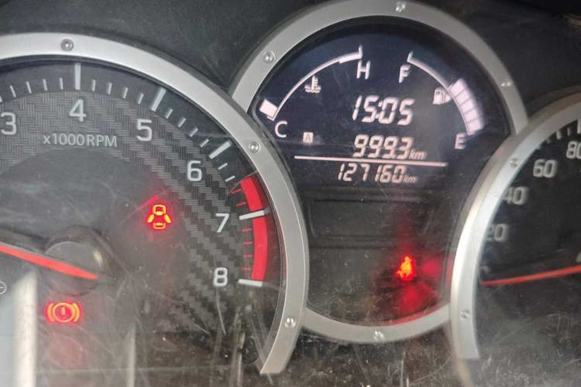 Used Suzuki Jimny 2015 1.3 MT JLX Odometer Close Up