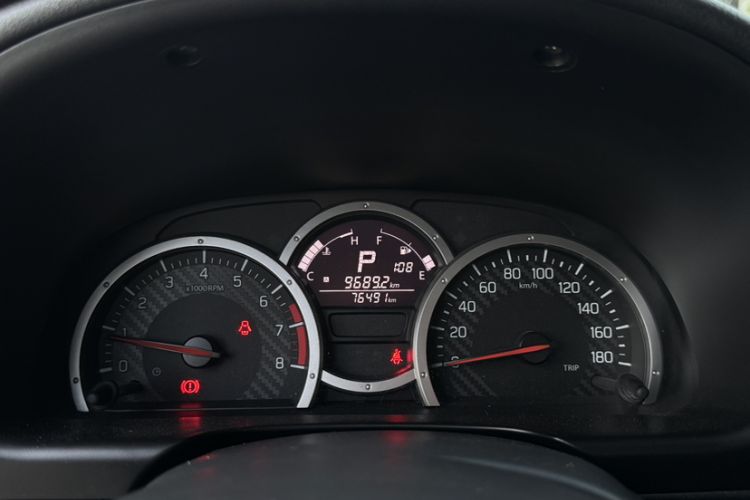Used Suzuki Jimny 2015 1.3 AT JLX Odometer Close Up